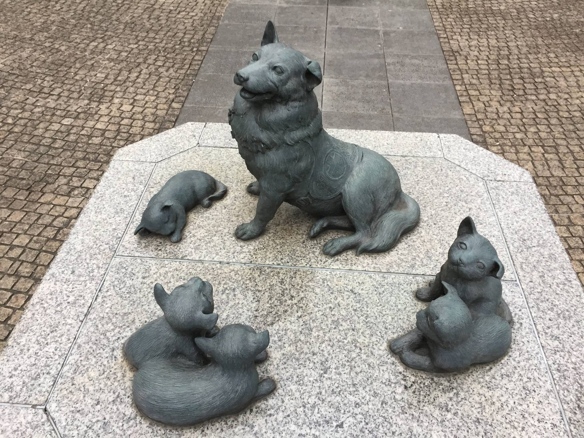 Chirori, the Therapy dog's monument, Tokyo (by Jonathan Reinarz‎) - 02.jpg